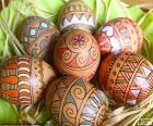 Καλάθι με επτά αυγά Πάσχας, διακοσμημένα με όμορφα σχέδια